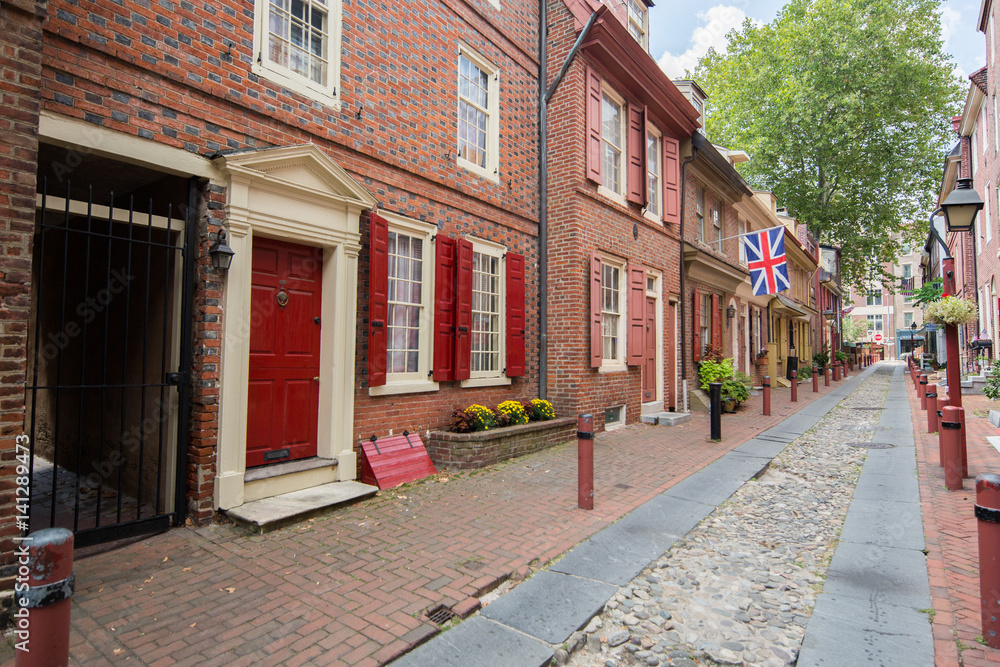 Obraz premium The historic Old City in Philadelphia, Pennsylvania. Elfreth's Alley, referred to as the nation's oldest residential street, dating to 1702.
