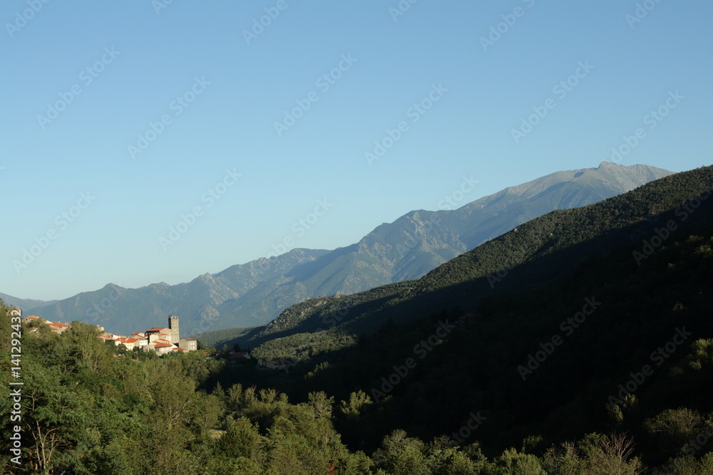 Pic du Canigou et village de Mosset dans les Pyrénées orientales, France