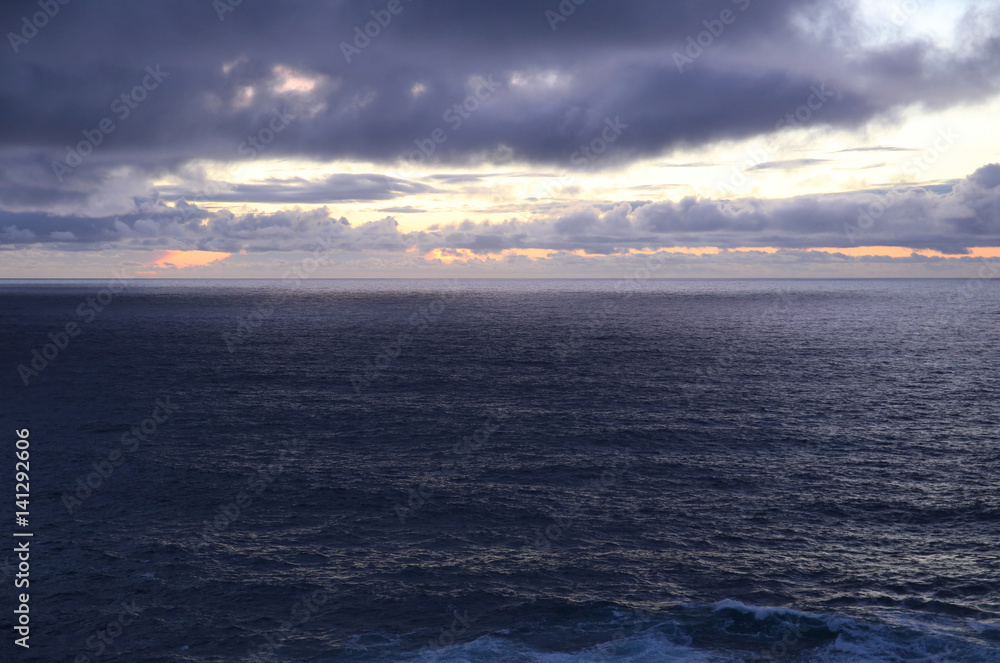Fototapeta premium Dunkler Himmel - Sonneuntergang in der Algarve
