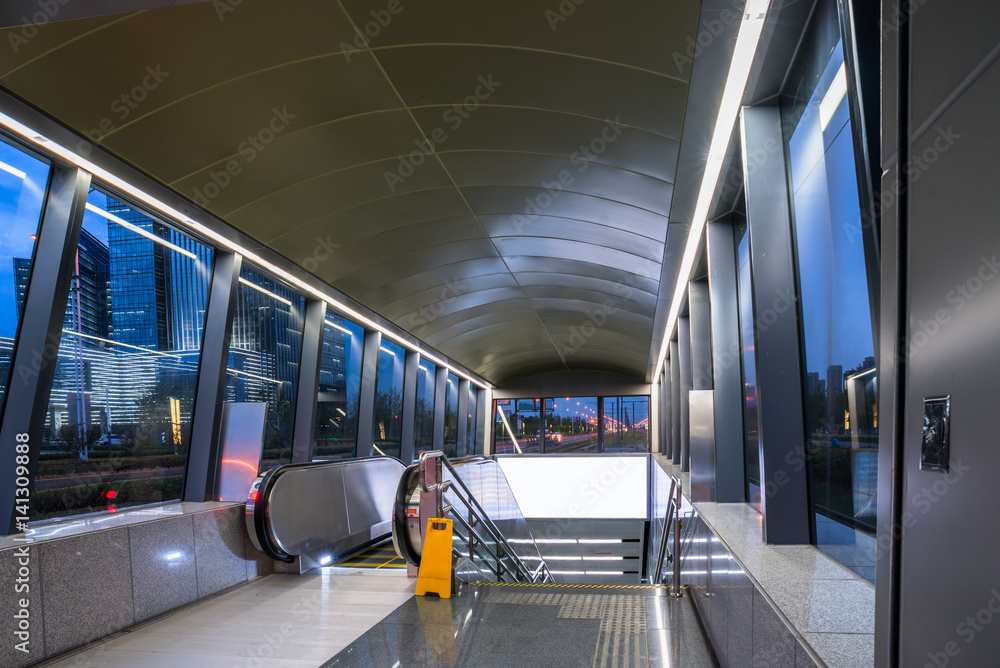 Obraz premium detail shot of escalator in modern buildings or subway station.
