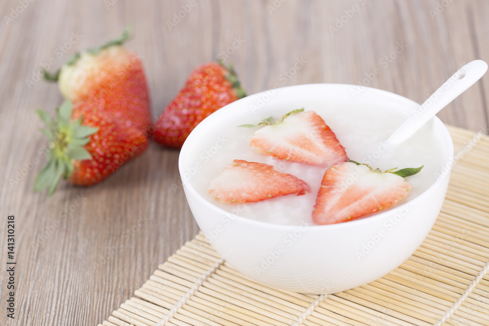 
Rice porridge with fresh strawberry.
