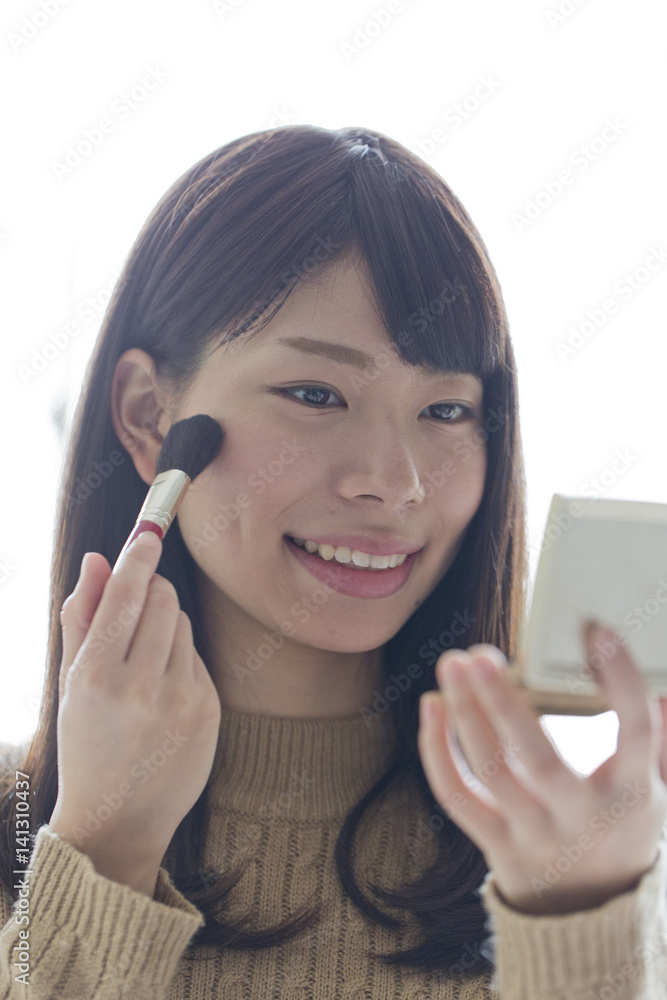 メイクをする女性 メイクをする女性