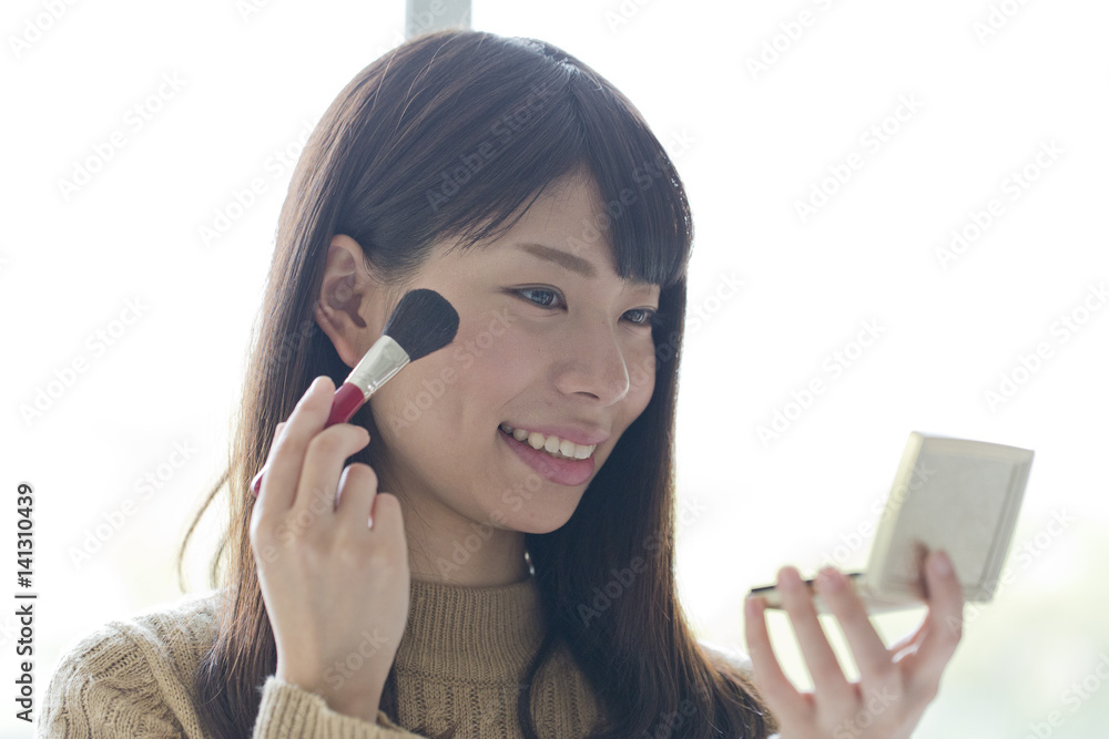 メイクをする女性 メイクをする女性