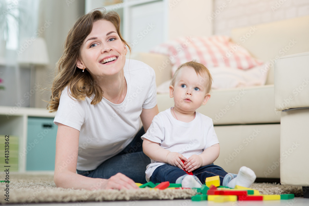 Fototapeta premium Mama z dzieckiem w wieku jedenastu miesięcy