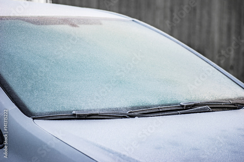 Frost bedeckte weiße Motorhaube, Scheibenwischer und Windschutzscheibe -  Nahaufnahmehintergrund mit selektivem Fokus 12663298 Stock-Photo bei  Vecteezy