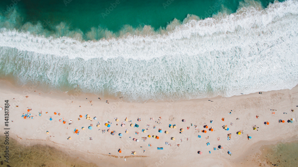 Obraz premium Beach shore umbrellas from above