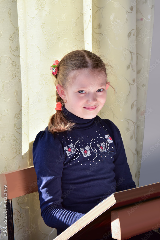 Fototapeta premium Girl draws on easel/Girl draws on the easel in the school of children's art