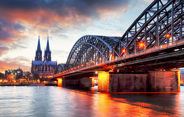 Papier peint photo Des ponts Cathédrale de Cologne au coucher du soleil  © TTstudio