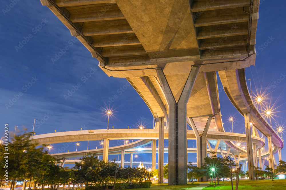 Obraz premium Bhumibol Bridge at night