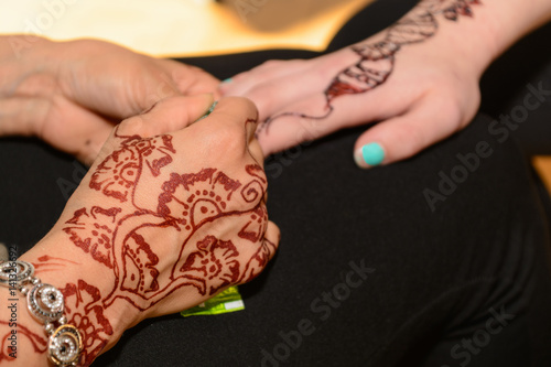 Henna-Muster am Arm © alho007