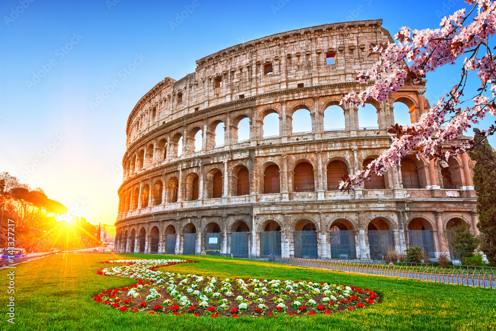 Naklejka premium Koloseum o wschodzie słońca w Rzymie, Włochy
