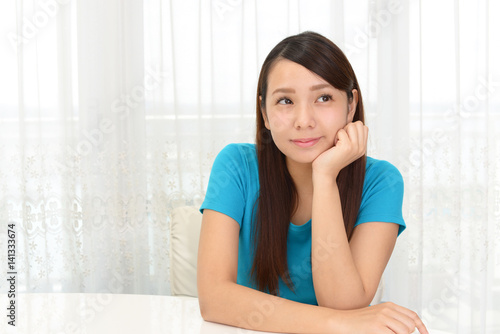 寛ぐ女性 Free Download 寛ぐ女性 - GFXLoad