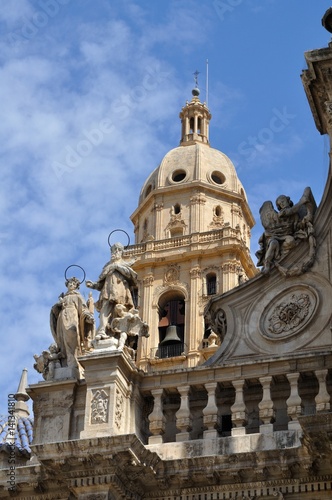 Vista de la torre de la catedral de Murcia tras la fachada
