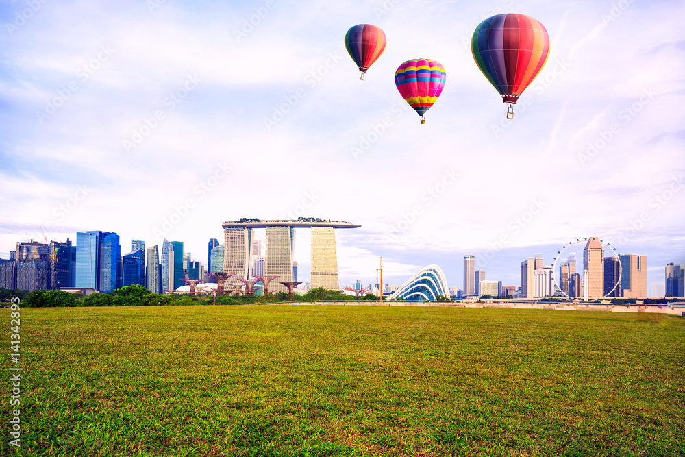 Fototapeta premium Colorful hot-air balloons flying over the park at singapore