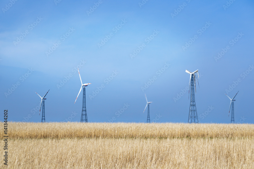 Windkraftanlage, gebrochene Rotorblätter Windkraftanlage, gebrochene Rotorblätter