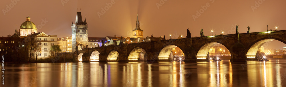 Obraz premium Night panorama of Charles bridge in Prague, Czech Republic.