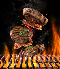 Stickers Grill / Barbecue Rundergehakt zwevend boven hete grill  © Jag_cz