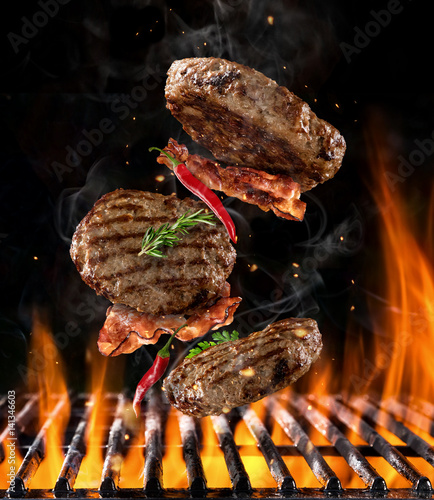 Tableau sur toile Beef milled meat flying above grill