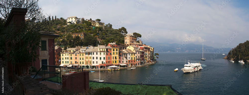 Italia, 16/03/2017: vista dall'alto della baia di Portofino, villaggio di pescatori famoso per il pittoresco porto e le sue case colorate