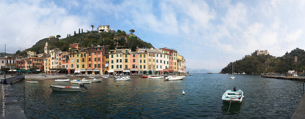 Fototapeta premium Italia, 16/03/2017: vista del porto e della baia di Portofino, villaggio di pescatori famoso per il pittoresco porto e le sue case colorate