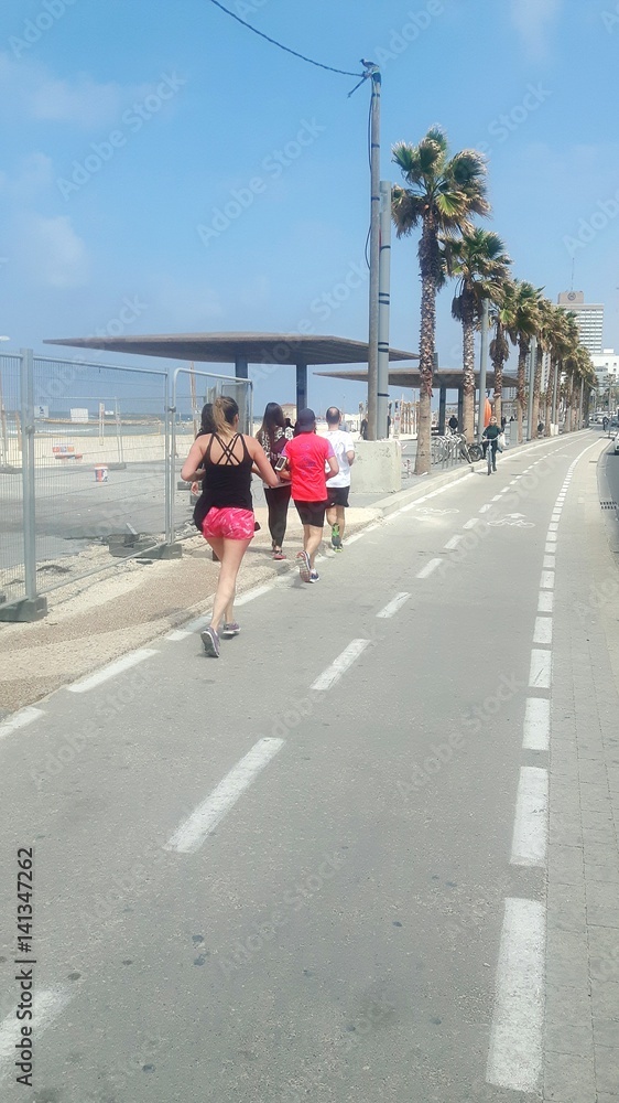 Jogging am Strand von Tel Aviv Israel