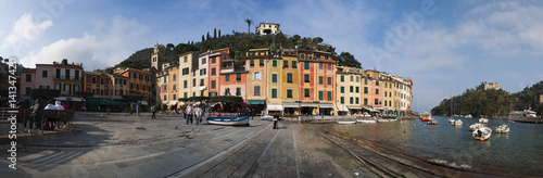 Italia, 16/03/2017: vista della Piazzetta di Portofino, villaggio di pescatori famoso per il pittoresco porto e le sue case colorate, con il porto e la baia