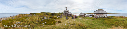 Экскурсионная группа на Большом Заяцком острове Соловецкого архипелага