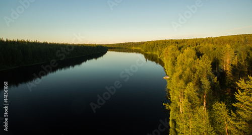 Der Fluss Kitinen in Finnland aus der Luft