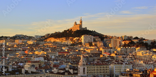 Blick ins Hafenviertel von Marseille mit Notre Dame im Hintergrund photo