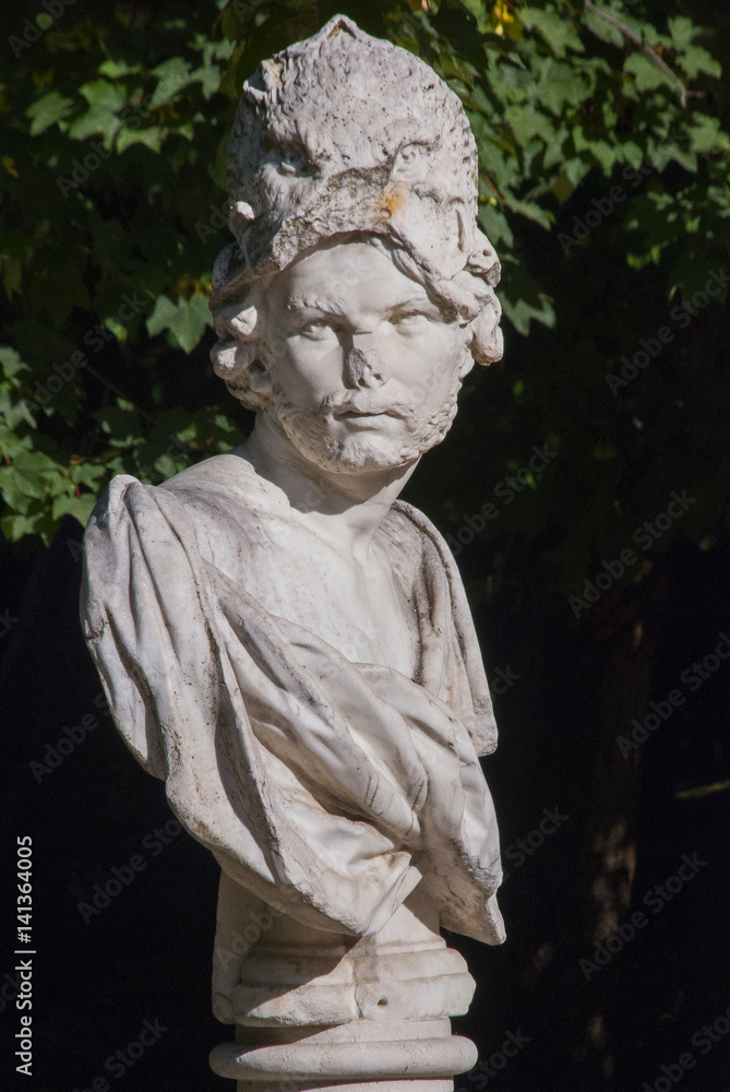 Busto de piedra romano en el Parque del Capricho