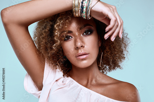 Obraz na płótnie Glamour elegant black hippy woman model with curly hair w salonie