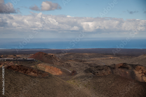 Paesaggio desertico di sabbia vulcanica nel Parco Nazionale di Timanfaya in Lanzarote - Canarie