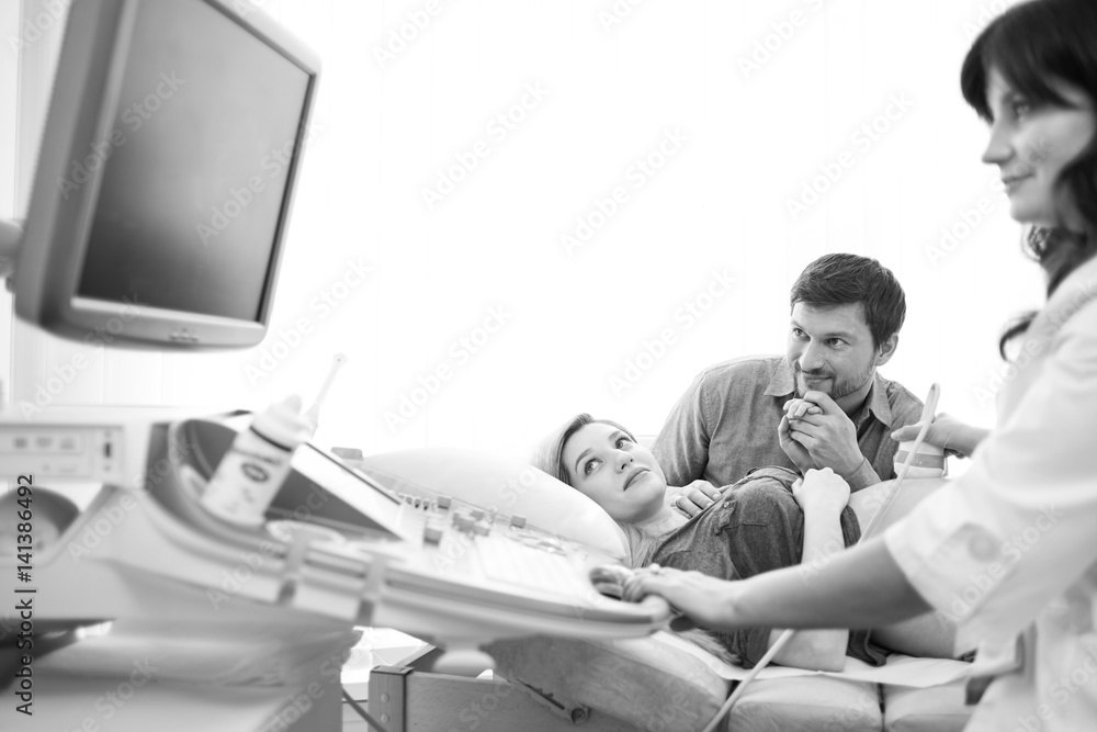 Fototapeta premium Monochrome shot of a loving pregnant couple at the hospital 