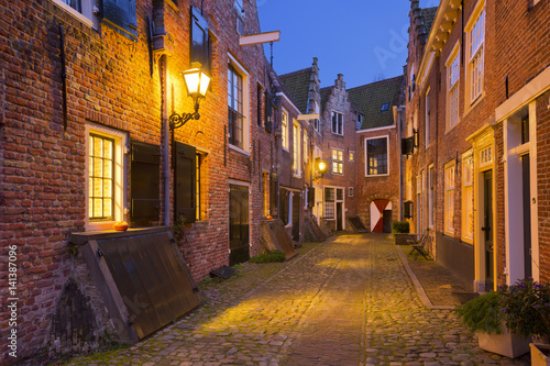 Fototapeta Naklejka Na Ścianę i Meble -  Historic alley in Middelburg, The Netherlands at night