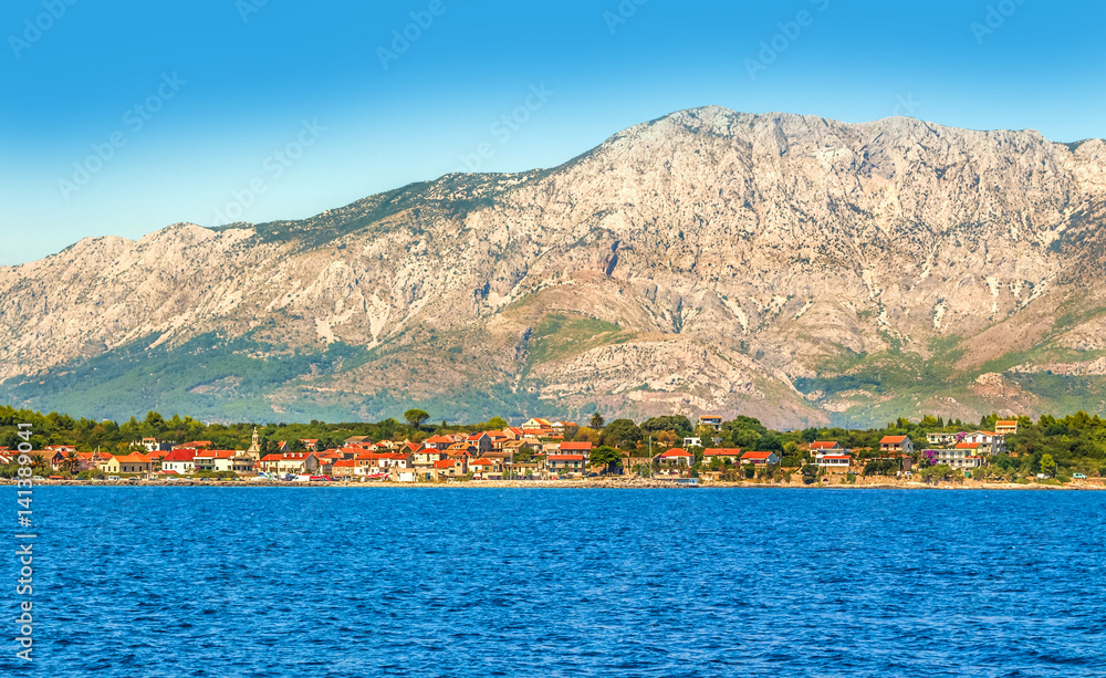 Chorwacja - wyspa Hvar. Miasto Sucuraj na tle gór.