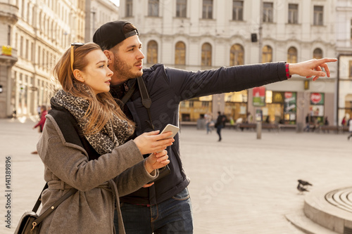 touristin fragt einen passanten nach dem weg