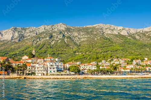 Chorwacja - Miasteczko Gradac na tle gór. Makarska Riviera.