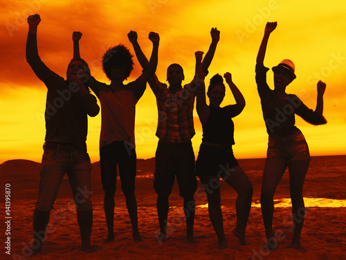 Jugendgruppe feiert Party bei Sonnenuntergang