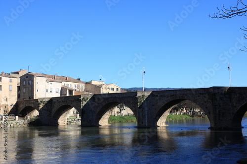 Pont sur le fleuve Aude  Ville de Limoux dans l  Aude   Occitanie dans le sud de la France  