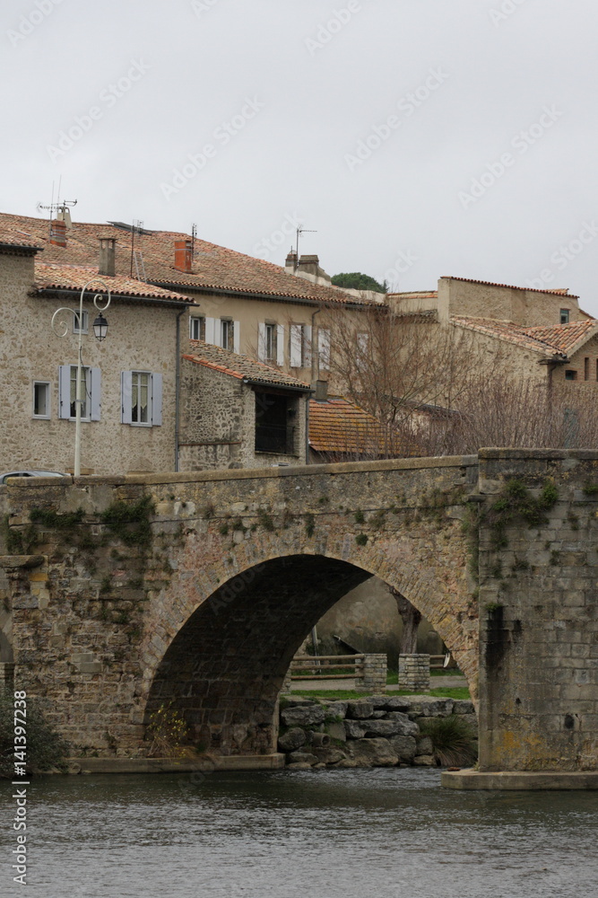 Pont sur le fleuve Aude, Ville de Limoux dans l' Aude , Occitanie dans le sud de la France
