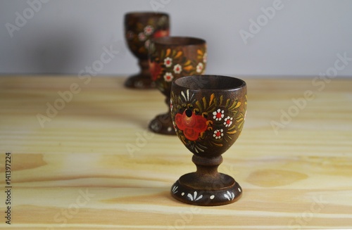 Páscoa. Jogo de utensílios para servir ovo quente, com suporte e seis recipientes de madeira torneada e decorada