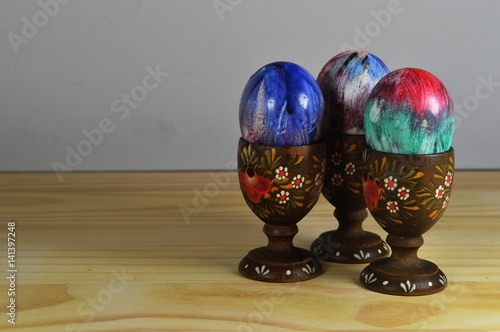 Páscoa. Jogo de utensílios para servir ovo quente, com suporte e seis recipientes de madeira torneada e decorada