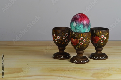 Páscoa. Jogo de utensílios para servir ovo quente, com suporte e seis recipientes de madeira torneada e decorada