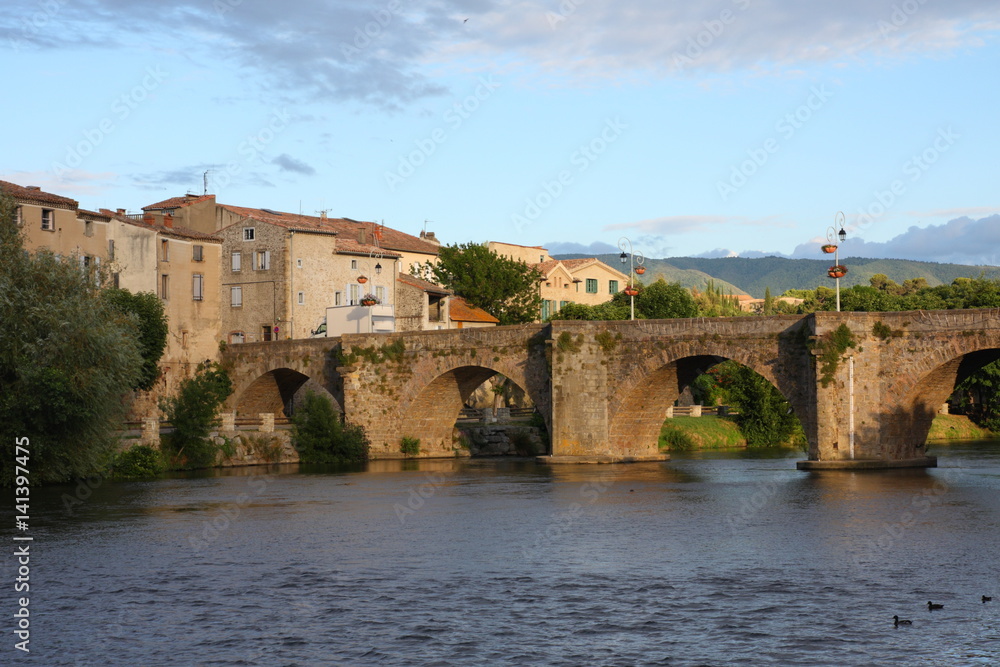 Pont sur le fleuve Aude, Ville de Limoux dans l' Aude , Occitanie dans le sud de la France
