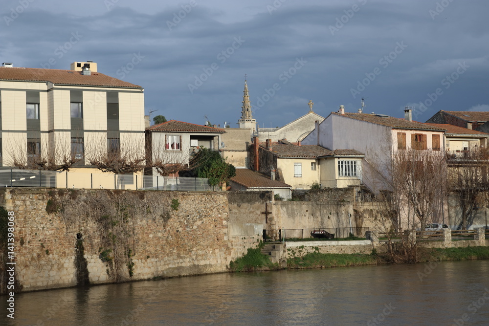 Ville de Limoux et rivière Aude , Occitanie dans le sud de la France