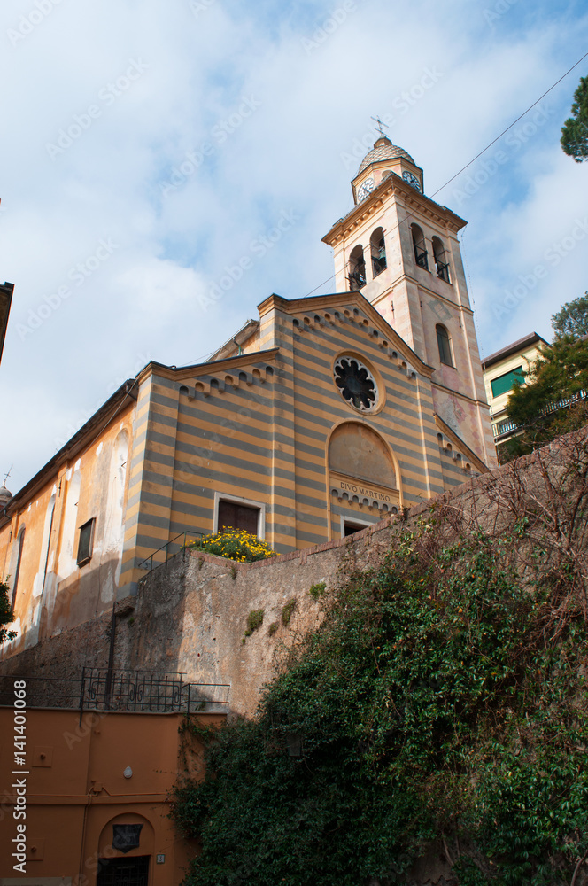 Fototapeta premium Portofino, 16/03/2017: vista della Chiesa di San Martino, costruita nel XII secolo nella zona più antica del borgo