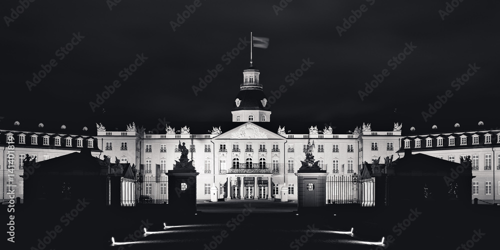 Obraz premium Schloss Karlsruhe bei Nacht