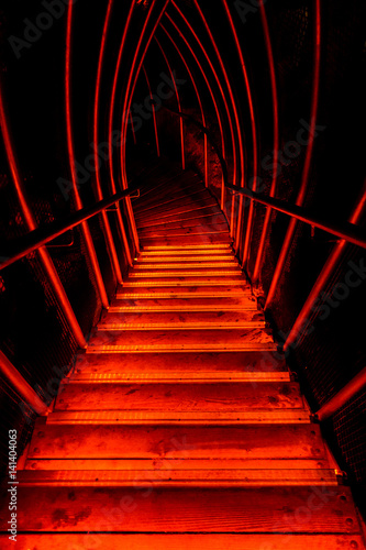 Fototapeta Naklejka Na Ścianę i Meble -  Rote Treppe abwärts ins Dunkel