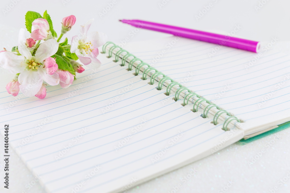 Naklejka premium Open notebook with apple tree flowers