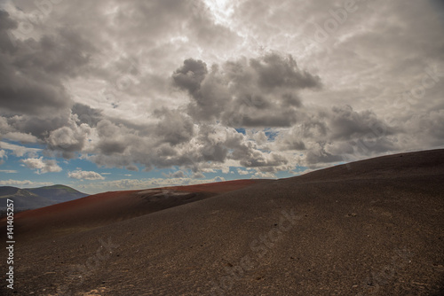 Paesaggio desertico di sabbia vulcanica nel Parco Nazionale di Timanfaya in Lanzarote - Canarie © Gioco